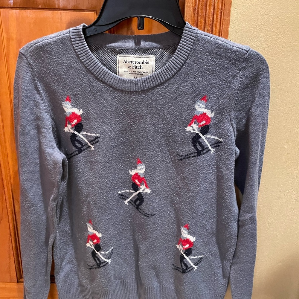 Abercrombie crew neck sweater with skiers on it